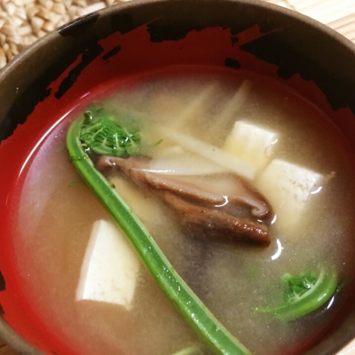 こごみ&シイタケ&豆腐の味噌汁